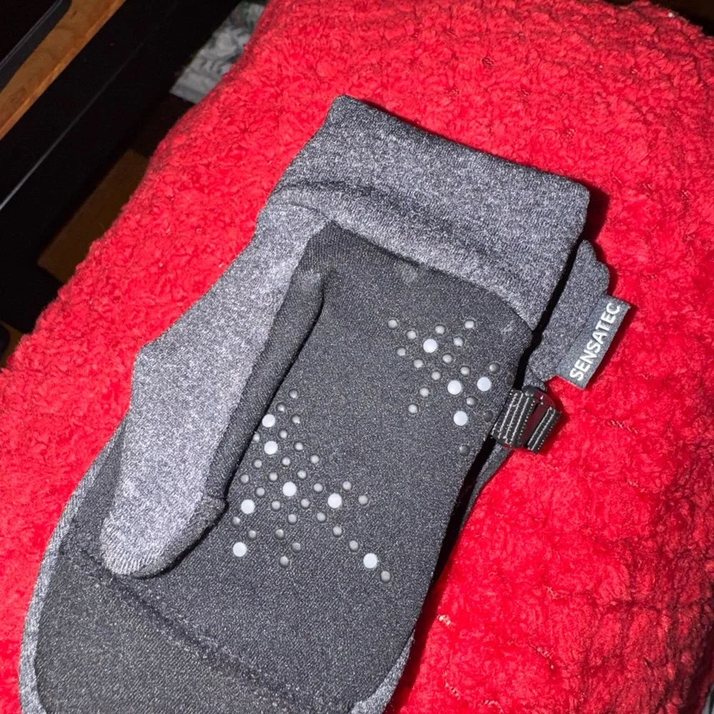 Head Dark Gray Mittens